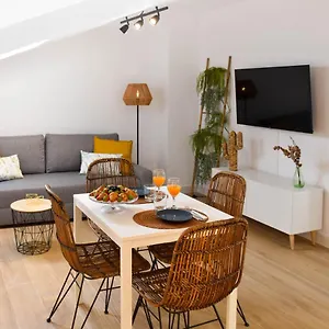 https://holidays2malaga-trinidad-renovated-1-bedroom-penthouse.1costadelsol.com